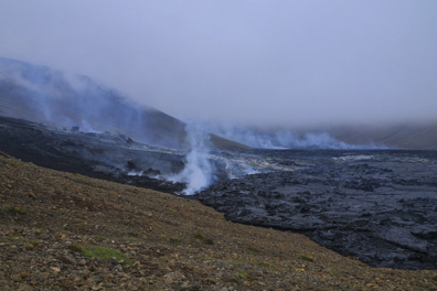 Coulées de lave basaltique en cours de refroidissement - 1mn 59s